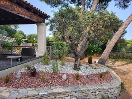 Massif minéral patio piscine sur Nîmes