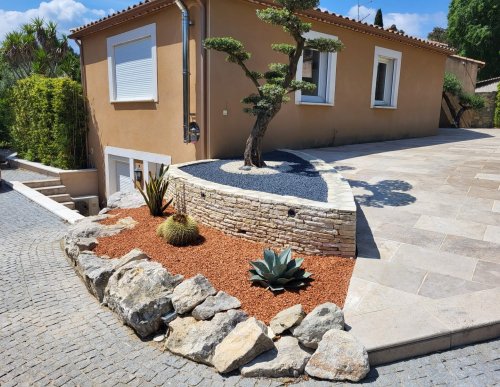 Création d'une entrée de maison, un très bel aménagement de jardin